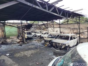 Mobil-mobil Warga Hangus Imbas Kebakaran Depo Plumpang Jakut