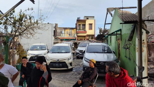 Sejumlah mobil milik warga hangus terbakar akibat kebakaran Depo Pertamina Plumpang, Koja, Jakarta Utara