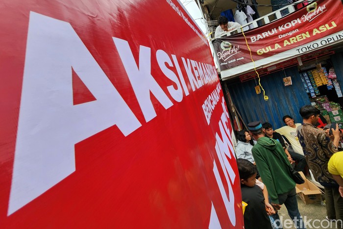 Spanduk Anies Terlihat di Bekas Kebakaran Depo Plumpang Spanduk Anies terlihat di salah satu gang yang tak jauh dari kebakaran depo Plumpang, Jakarta Utara, Sabtu (4/3/2023). Dalam spanduk itu tertulis Anies sebagai kependekan dari Aliansi Nasional Indonesia Sejahtera.