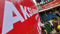 Spanduk yang terpampang itu berukuran sekitar 3x2 meter.