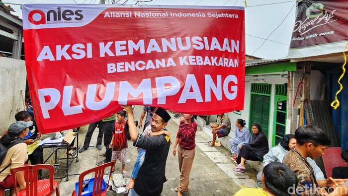 Spanduk Anies Terlihat di Bekas Kebakaran Depo Plumpang Spanduk Anies terlihat di salah satu gang yang tak jauh dari kebakaran depo Plumpang, Jakarta Utara, Sabtu (4/3/2023). Dalam spanduk itu tertulis Anies sebagai kependekan dari Aliansi Nasional Indonesia Sejahtera.