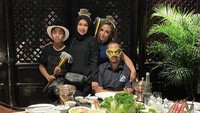 Rayakan pergantian tahun di Bali pada 2021, Sunan Kalijaga kompak makan bareng keluarganya. Hot pot jadi pilihan mereka.