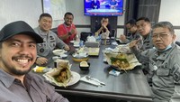 Bersama para personel Badan Keamanan Laut Republik Indonesia (Bakamla), Sunan Kalijaga tampak santai bareng. Sate Padang tersaji di atas meja.