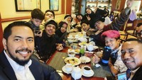 Kalau ini potret bareng Sunan Kalijaga makan bareng keluarga Gen Halilintar. Momen manis ini terjadi pada tahun 2020.