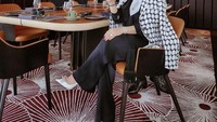 Pasangan ini merayakan hari jadi mereka di Singapura. Mereka menginap di hotel mewah dan menikmati makanan mewah bersama keluarga. Foto: Instagram @princessyahrini