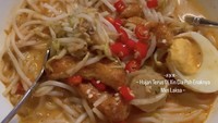 Syahrini terlihat menikmati semangkuk laksa Singapura. Laksa ini dipesannya dati hotel tempatnya menginap. Foto: Instagram @princessyahrini