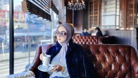 Sebelumnya, Syahrini dan Reino Barack juga sempat liburan di Tokyo, Jepang. Begini gaya mewah Syahrini saat ngopi di sebuah kafe. Foto: Instagram @princessyahrini