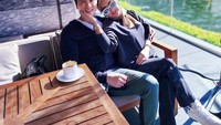Tak hanya membagikan fotonya sendiri, tapi Syahrini juga tampak bermesraan dengan sang suami. Ia duduk di samping sang suami yang merangkul lengannya. Mereka terlihat menikmati kopi bersama. Foto: Instagram @princessyahrini