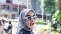 Pernah juga mereka liburan ke Singapura tahun lalu. Syahrini tampak senang membeli es krim Uncle di Orchard. Foto: Instagram @princessyahrini