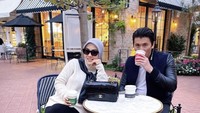 Selain keluar negeri, Syahrini juga sering mengajak sang suami berkumpul dengan keluarga di rumah. Ini kebersamaan mereka saat menikmati es kopi susu yang nikmat. Foto: Instagram @princessyahrini