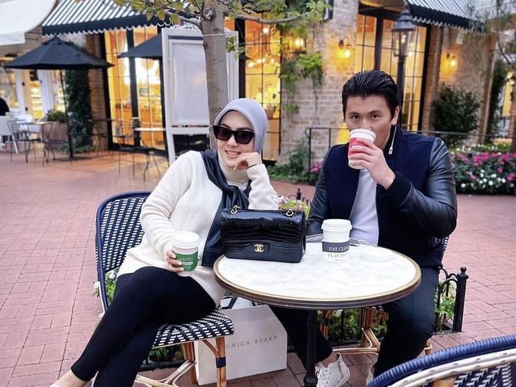 Syahrini dan Reino Barack Anniversary Ke-4, Intip Momen Kuliner Mewahnya!