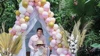 Syahrini dan Reino juga sempat menggelar acara piknik cantik. Mereka menghiasnya decantik mungkin dengan makanan dan minuman yang lezat. Foto: Instagram @princessyahrini
