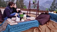 Reino dan Syahrini juga pernah piknik romantis di Plataran Bromo, Malang. Keduanya menikmati kopi hangat di tengah Bromo yang udaranya sejuk. Foto: Instagram @princessyahrini
