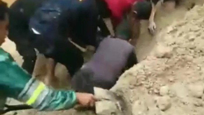 Tangkapan layar proses evakuasi korban tertimpa longsor.