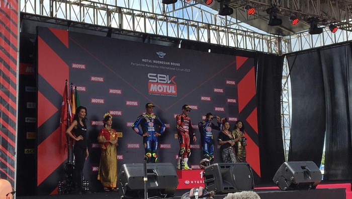 Tiga pembalap juara WSBK 2023, Alvaro Bautista (tengah), Toprak Razgatlioglu (kiri), dan Andrea Locatelli (kanan), naik podium di Sirkuit Mandalika, Lombok Tengah, NTB, Sabtu (4/3/2023).