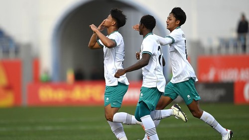 Pemain Timnas U-20 Indonesia Hokky Caraka (kanan) bersama rekan setimnya melakukan selebrasi seusai berhasil mencetak gol ke gawang Timnas U-20 Suriah dalam kualifikasi Grup A Piala Asia U-20 di Stadion Lokomotiv, Tashkent, Uzbekistan, Sabtu (4/3/2023). ANTARA FOTO/Sigid Kurniawan/nz.
