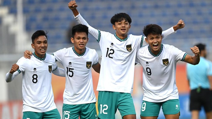 Pemain Timnas U-20 Indonesia Hokky Caraka (kanan) bersama rekan setimnya melakukan selebrasi seusai berhasil mencetak gol ke gawang Timnas U-20 Suriah dalam kualifikasi Grup A Piala Asia U-20 di Stadion Lokomotiv, Tashkent, Uzbekistan, Sabtu (4/3/2023). ANTARA FOTO/Sigid Kurniawan/nz.