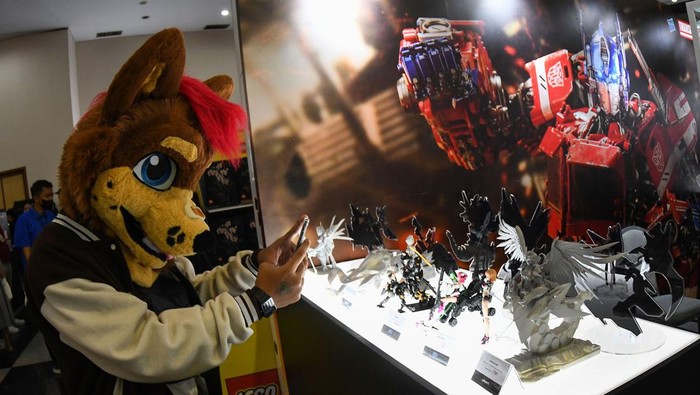 Toys and Comics Fair Kembali Digelar di Jakarta Pengunjung merekam mainan-mainan dalam pameran The Jakarta 18th Toys and Comics Fair di Gedung Smesco, Jakarta, Sabtu (4/3/2023). Ajang yang diikuti oleh puluhan pelaku industri mainan dan komik tersebut berlangsung hingga 5 Maret 2023 dan menjadi ajang berkumpulnya para penggemar 'pop culture'. ANTARA FOTO/Aditya Pradana Putra/nz