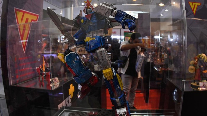 Pengunjung merekam mainan-mainan dalam pameran The Jakarta 18th Toys and Comics Fair di Gedung Smesco, Jakarta, Sabtu (4/3/2023). Ajang yang diikuti oleh puluhan pelaku industri mainan dan komik tersebut berlangsung hingga 5 Maret 2023 dan menjadi ajang berkumpulnya para penggemar 'pop culture'.  ANTARA FOTO/Aditya Pradana Putra/nz