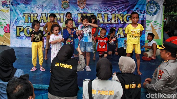 Tim Psikologi Polda Metro Jaya memberikan trauma healing kepada anak-anak pengungsi di RPTRA Rasela, Jakarta Utara, Sabtu (4/3/2023). Pengungsi tersebut merupakan korban terdampak kebakaran Depo Plumpang pada Jumat malam (3/3/2023).