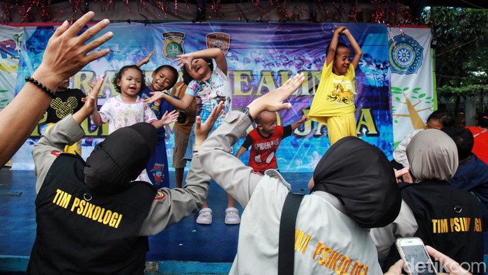 Trauma Healing untuk Anak-anak Korban Kebakaran Depo Plumpang Tim Psikologi Polda Metro Jaya memberikan trauma healing kepada anak-anak pengungsi di RPTRA Rasela, Jakarta Utara, Sabtu (4/3/2023). Pengungsi tersebut merupakan korban terdampak kebakaran Depo Plumpang pada Jumat malam (3/3/2023).