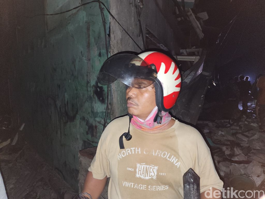 Trianto (45), warga RT 06 RW 1 Kelurahan Rawa Badak Selatan, Koja, korban selamat kebakaran depo Pertamina Plumpang. (Farih MS/detikcom)