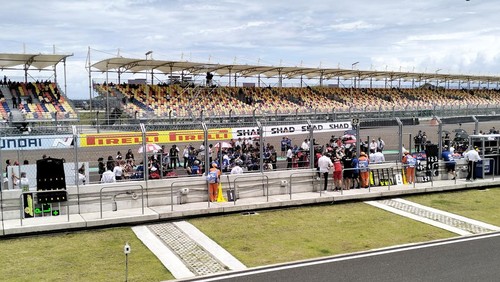 Tribun kelas premiere di depan garis start Sirkuit Mandalika sepi penonton, Sabtu (4/3/2023).