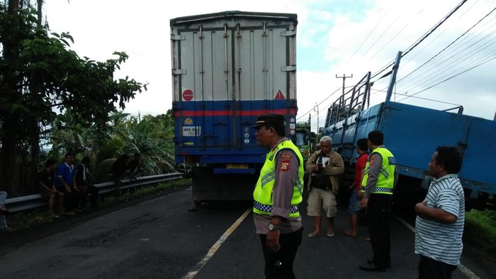Dua truk sarat beban yang sedang melintas di jalur Denpasar-Gilimanuk mogok bergantian hingga menimbulkan kemacetan di wilayah Kecamatan Selemadeg, Tabanan, Bali pada awal Januari 2023.