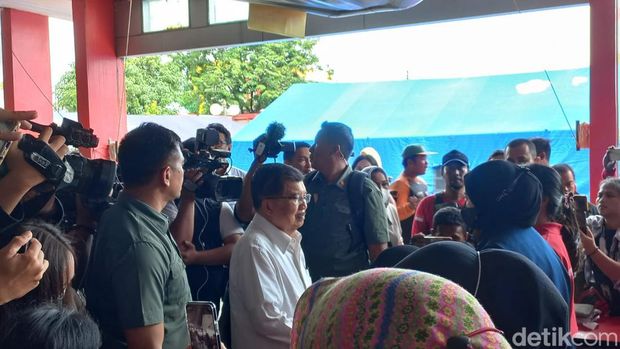 Wakil Presiden RI ke-10 dan ke-12, Jusuf Kalla (JK), mendatangi pengungsian korban terdampak kebakaran Depo Pertamina Plumpang di PMI Jakarta Utara. (Anggi M/detikcom)