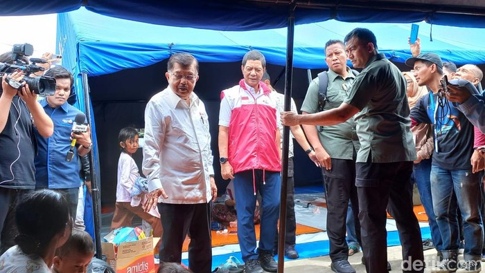 Wakil Presiden RI ke-10 dan ke-12, Jusuf Kalla (JK), mendatangi pengungsian korban terdampak kebakaran Depo Pertamina Plumpang di PMI Jakarta Utara. (Anggi M/detikcom)