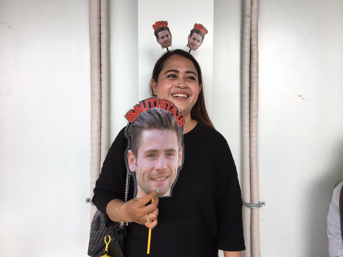 Wanita asal Kota Surabaya bawa topeng Alvaro Bautista nekat minta tanda tangan Alvaro saat penyerahan pole Position di Sirkuit Mandalika, Sabtu (4/3/2023). Foto: Ahmad Viqi/detikBali.