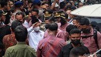 Maruf nampak berinteraksi dengan warga. Dia menanyakan apa kebutuhan warga saat ini.