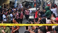 Sejumlah warga memadati jalan yang dilalui Maruf menuju lokasi kebakaran.