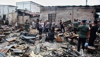 Diketahui, kebakaran terjadi pada Jumat (3/3) sekitar pukul 20.11 WIB. Kemudian, api padam sekitar pukul 00.00 WIB.