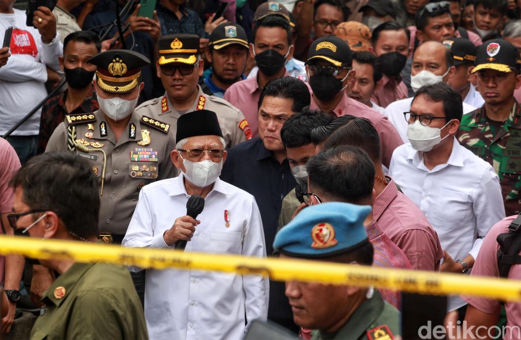 Wapres Ma'ruf Amin meninjau lokasi kampung yang terdampak kebakaran Depo Pertamina Plumpang, Jakarta Utara, Sabtu (4/3/2023). Dia ke lokasi rumah warga yang terbakar.
