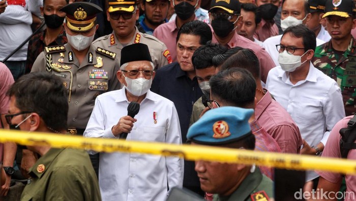 Wapres Tinjau Permukiman Terimbas Kebakaran Depo Plumpang Wapres Ma'ruf Amin meninjau lokasi kampung yang terdampak kebakaran Depo Pertamina Plumpang, Jakarta Utara, Sabtu (4/3/2023). Dia ke lokasi rumah warga yang terbakar.