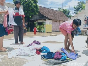 Banjir Ngawi Surut, Pengungsi Kembali ke Rumah Bersihkan Lumpur