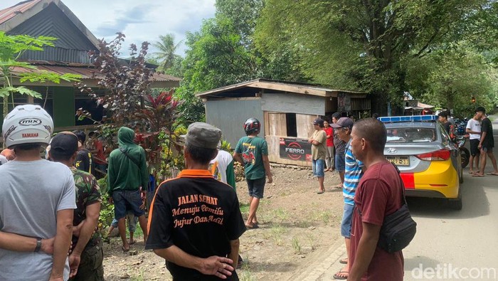 Warga memadati rumah pria di Bone, Sulsel yang menganiaya 3 anaknya.