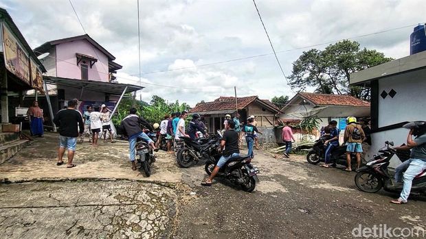 Warga mencari keberadaan terduga pembacok bocah SD di Sukabumi, Sabtu (4/2/2023).