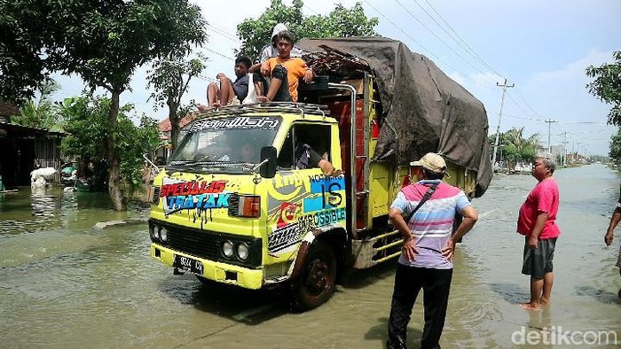 Warga menghalau truk yang melaju kencang di jalan alternatif Pati-Rembang di Jakenan, Sabtu (4/3/2023).