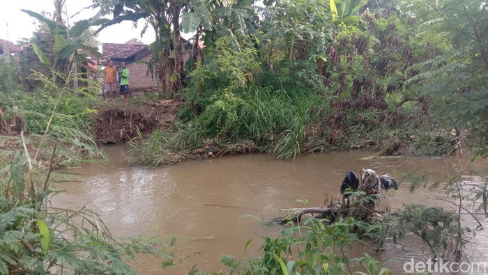 Warga menunjukkan lokasi penemuan mayat wanita di Sungai Dengkek, Kecamatan Kota, Pati, Sabtu (4/3/2023).