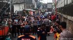 Warga Nonton TKP Kebakaran Depo Plumpang dari Balik Garis Polisi