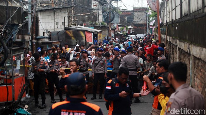 Lokasi kebakaran di sekitar Depo Pertamina Plumpang dipadati warga, Sabtu (4/3/2023). Mereka datang untuk melihat TKP kebakaran dari balik garis polisi.