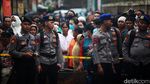Warga Nonton TKP Kebakaran Depo Plumpang dari Balik Garis Polisi