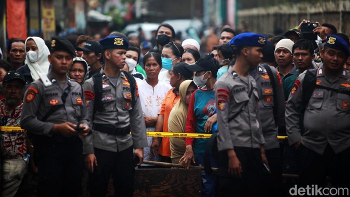 Lokasi kebakaran di sekitar Depo Pertamina Plumpang dipadati warga, Sabtu (4/3/2023). Mereka datang untuk melihat TKP kebakaran dari balik garis polisi.