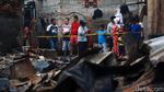 Warga Nonton TKP Kebakaran Depo Plumpang dari Balik Garis Polisi