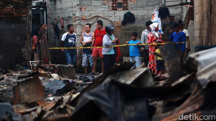 Lokasi kebakaran di sekitar Depo Pertamina Plumpang dipadati warga, Sabtu (4/3/2023). Mereka datang untuk melihat TKP kebakaran dari balik garis polisi.