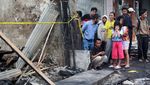 Warga Nonton TKP Kebakaran Depo Plumpang dari Balik Garis Polisi