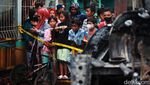 Warga Nonton TKP Kebakaran Depo Plumpang dari Balik Garis Polisi