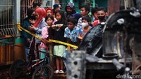 Warga berdatangan untuk melihat permukiman warga yang terkena imbas kebakaran Depo Pertamina Plumpang.